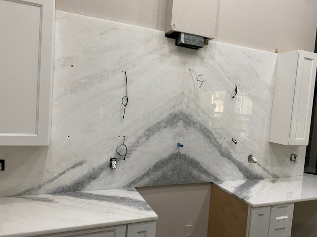 Full-height backsplash and range opening